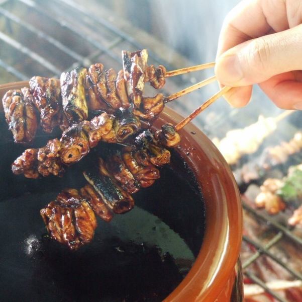 【讲究当地鸡肉的新鲜度的特色菜◎】用备长炭将奥野老鸡烤得松软，配上盐和酱汁★