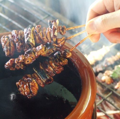 【讲究当地鸡肉的新鲜度的特色菜◎】用备长炭将奥野老鸡烤得松软，配上盐和酱汁★