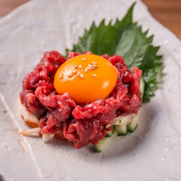 桜ユッケ◎大人気メニューとなります。