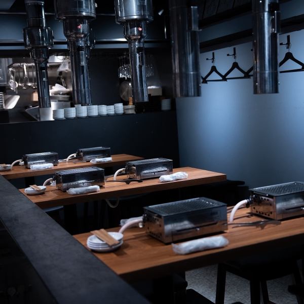 当店のお席はカウンターとテーブル席をご用意しております。スタイリッシュな空間は、ご友人やご家族とのカジュアルなお食事など、様々なシーンでご利用いただけます。