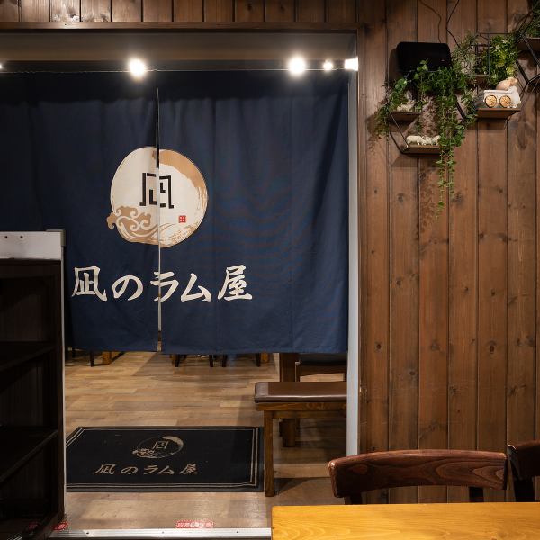 木々の温かみのある外観で、お一人さまや女性のお客様も足を踏み入れやすいお洒落な外観となっております♪