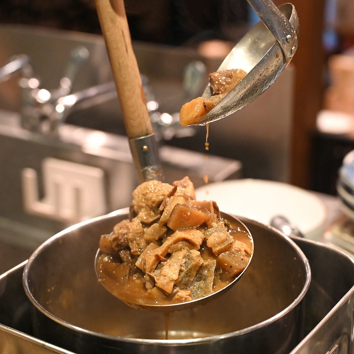 和牛の肉をふんだんに使ったこだわりの牛もつ煮込みをぜひ一度！