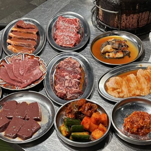 2時間飲み放題と10種類以上の厳選したお肉をご提供するコース