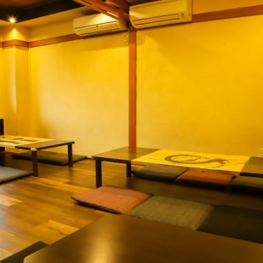 当店には、最大20名様までご利用いただける広々としたお座敷がございます。お子様連れのご家族はもちろん、会社のご宴会やご友人同士の集まりにもぴったり。一つのテーブルを囲んで、和やかで楽しい時間をお過ごしください。