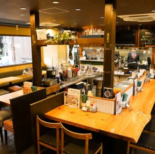 当店では、カウンター席・テーブル席・お座敷をご用意しております。お一人でゆっくり過ごしたい時や、少人数での落ち着いた飲み会、大人数でのご宴会まで、幅広いシーンに対応可能です。カウンター席では、気軽に一杯楽しんだり、会話を楽しんだりと、リラックスした時間をお過ごしいただけます。