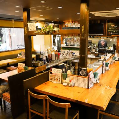 当店では、カウンター席・テーブル席・お座敷をご用意しております。お一人でゆっくり過ごしたい時や、少人数での落ち着いた飲み会、大人数でのご宴会まで、幅広いシーンに対応可能です。カウンター席では、気軽に一杯楽しんだり、会話を楽しんだりと、リラックスした時間をお過ごしいただけます。