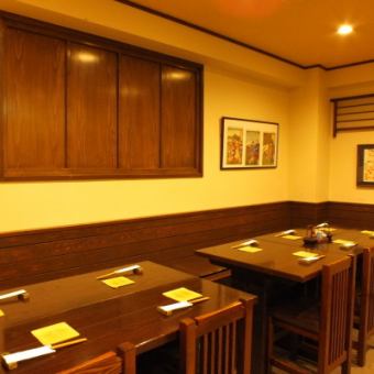 It can be used according to the number of people including a table for 2 people and a seat for 4 people.Guests with a large number are sure to book in advance.