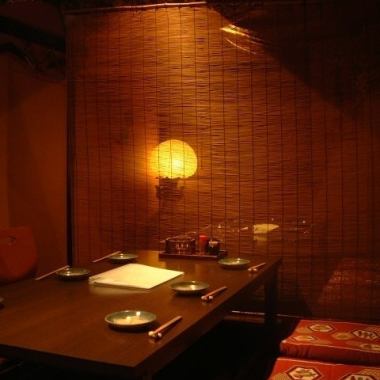 A semi-private room with a calm atmosphere separated by a curtain.Please use in various scenes with colleagues and friends, family and people who care.<Not a completely private room>