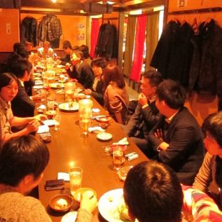 The sunken kotatsu tatami room that can accommodate up to 30 people is convenient for company parties.