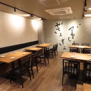 テーブル席は6つご用意しており、最大20名様までご利用いただけます。宴会やご友人、お仲間との集まりに最適なお席です。広々とした空間で、ゆったりとおいしい食事やドリンクを心ゆくまで楽しんでいただけます。楽しいひとときをお過ごしください。皆様のご来店をお待ちしております。