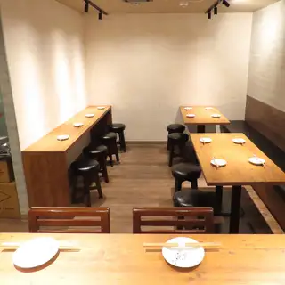 カウンターを含め、最大16名様ほどが座れますので、ちょっとした宴会や集まりにも最適です。和の雰囲気を感じさせる内装と木の温もりのあるテーブル・カウンター席で、ぜひ楽しい時間をお過ごしください。心地よい空間で特別なひとときをお楽しみいただけます。