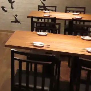 4人掛けのテーブルもご用意しておりますので、女子会やお仕事終わりのちょっとした飲み会にもご利用いただけます。おいしい料理とこだわりのドリンクで、日頃の疲れやストレスを癒し、リラックスしたひとときをお楽しみください。