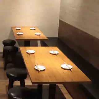 4人掛けのソファー席もご用意しております。仕事終わりなどの時間に、ゆったりと疲れを癒したい時に最適なお席です。くつろぎながら、当店自慢の味をご堪能ください。心地よい空間で、特別なひとときをお過ごしいただけます。お待ちしております。