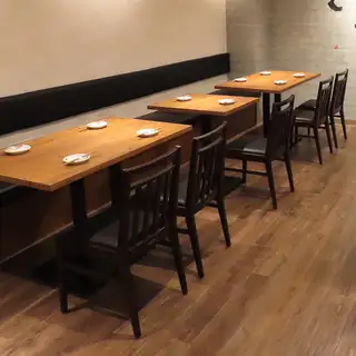 当店のソファー席は、最大10名様までご利用いただけます。ちょっとした宴会にも◎ゆったりとしたソファーにもたれながら、日頃の疲れを癒すおいしいお食事やドリンクを楽しんでいただけます。リラックスした空間で、心地よい時間をお過ごしください。