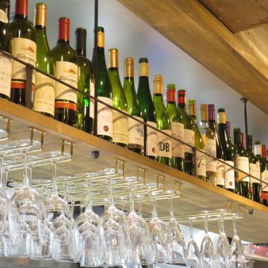We always have over 80 types of carefully selected wines from around the world on display.