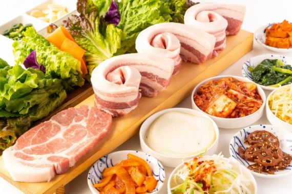 【新大久保ＮＯ．１】サムギョプサルと豪華新鮮野菜,チーズフォンデュ,本格韓国料理20種付き