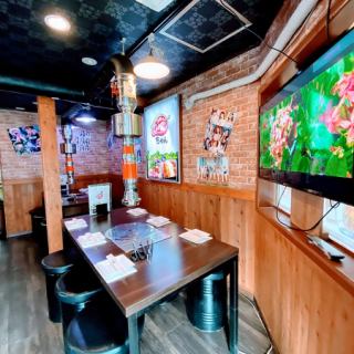 【広々店内】店内はアットホームな雰囲気で、モニターに流れるK-POPを鑑賞しながら仲間との時間を楽しんだり、女子会でワイワイしたり様々なシーンに最適な場所です。食べ放題スタイルｘレストランスタイル、どちらも楽しんでいただけます。新大久保で嬉しいスタイルのお店♪