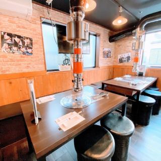 [2F: table seats] It is possible to accommodate more than 8 people by connecting! Table seats that can guide up to 10 people in a row are ideal seats for those who have many friends and students who are mainly tourists is.Enjoy a satisfying meal with Korean food and a wide variety of drinks that are full of sighs!