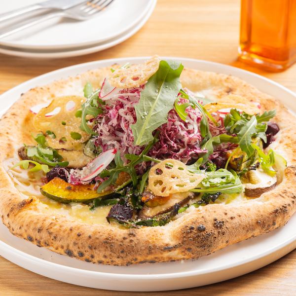 【時令蔬菜的顏色和風味】10種蔬菜PIZZA 1,900日圓（含稅）*附沙拉吧