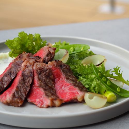 [Meat flavor and fresh vegetables come together] Domestic beef steak with seasonal vegetables 150g 3,800 yen (tax included) *Comes with salad bar