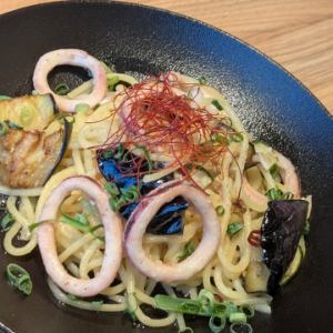 秋ナスとスルメイカのすだち香るオイルパスタ