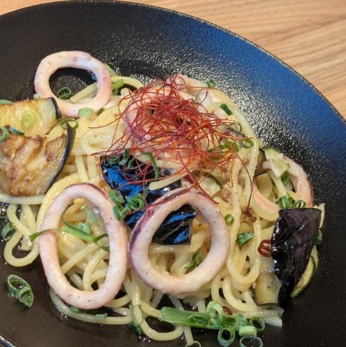 秋ナスとスルメイカのすだち香るオイルパスタ