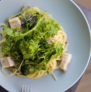 ブロッコリーと蒸し鶏のペペロンチーノ