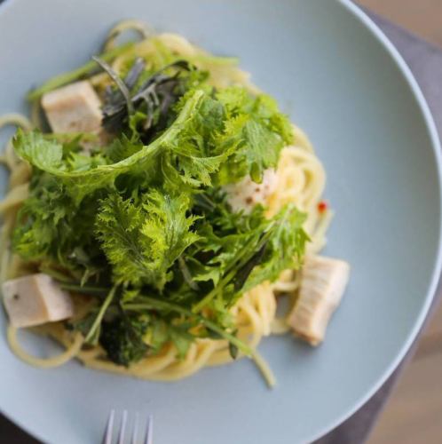 ブロッコリーと蒸し鶏のペペロンチーノ