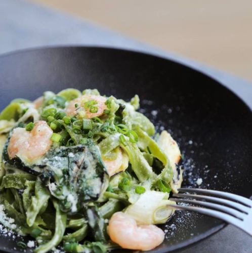 岩岡ネギとエビのクリームソース　自家製ほうれん草のフェットチーネ