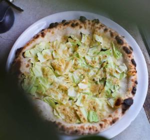 キャベツとトンナートソースのピザ