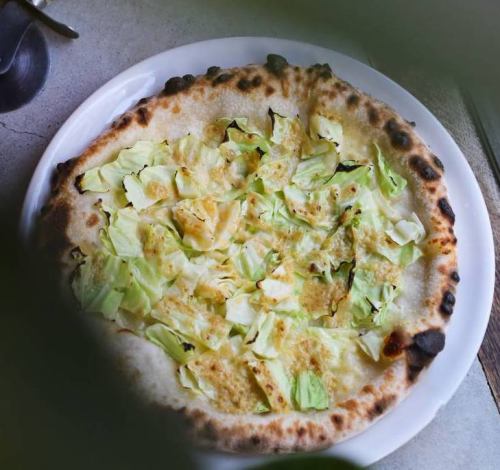 キャベツとトンナートソースのピザ