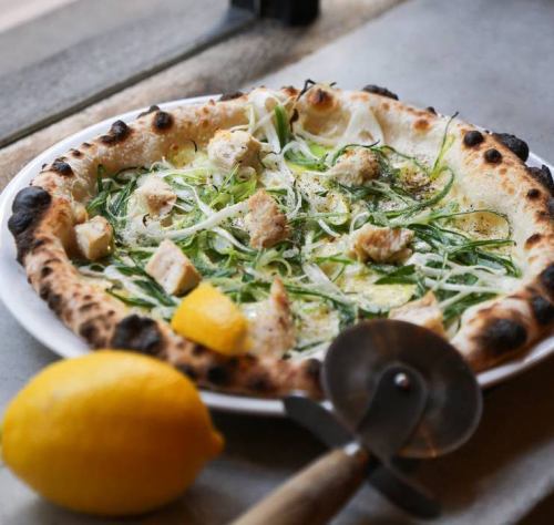 神戸市西区産太ねぎと蒸し鶏の塩レモンピザ