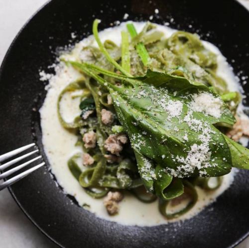 神戸市西区産ほうれん草と豚ミンチのクリーム　自家製ほうれん草のフェットチーネ