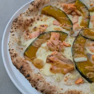 鮭とかぼちゃの味噌クリームピザ