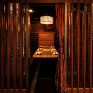 優美な造りで様々なご宴会に...間接照明が優しく包み込む個室席です。誕生日や記念日の特別な一時にも最適です。
