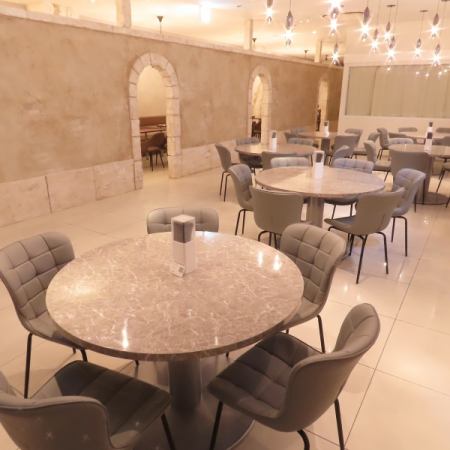 [Total of 30 seats] This round table seating can accommodate up to 30 people.The luxurious marble-look table, chicly designed chairs, and pendant lights hanging from the ceiling create an atmosphere that makes you feel like you're in a palace.Please use it for a wide range of occasions, from girls' parties with a focus on photogenic places to special parties with large groups.