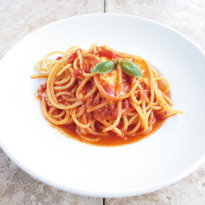 모짜렐라 치즈와 바질 토마토 소스