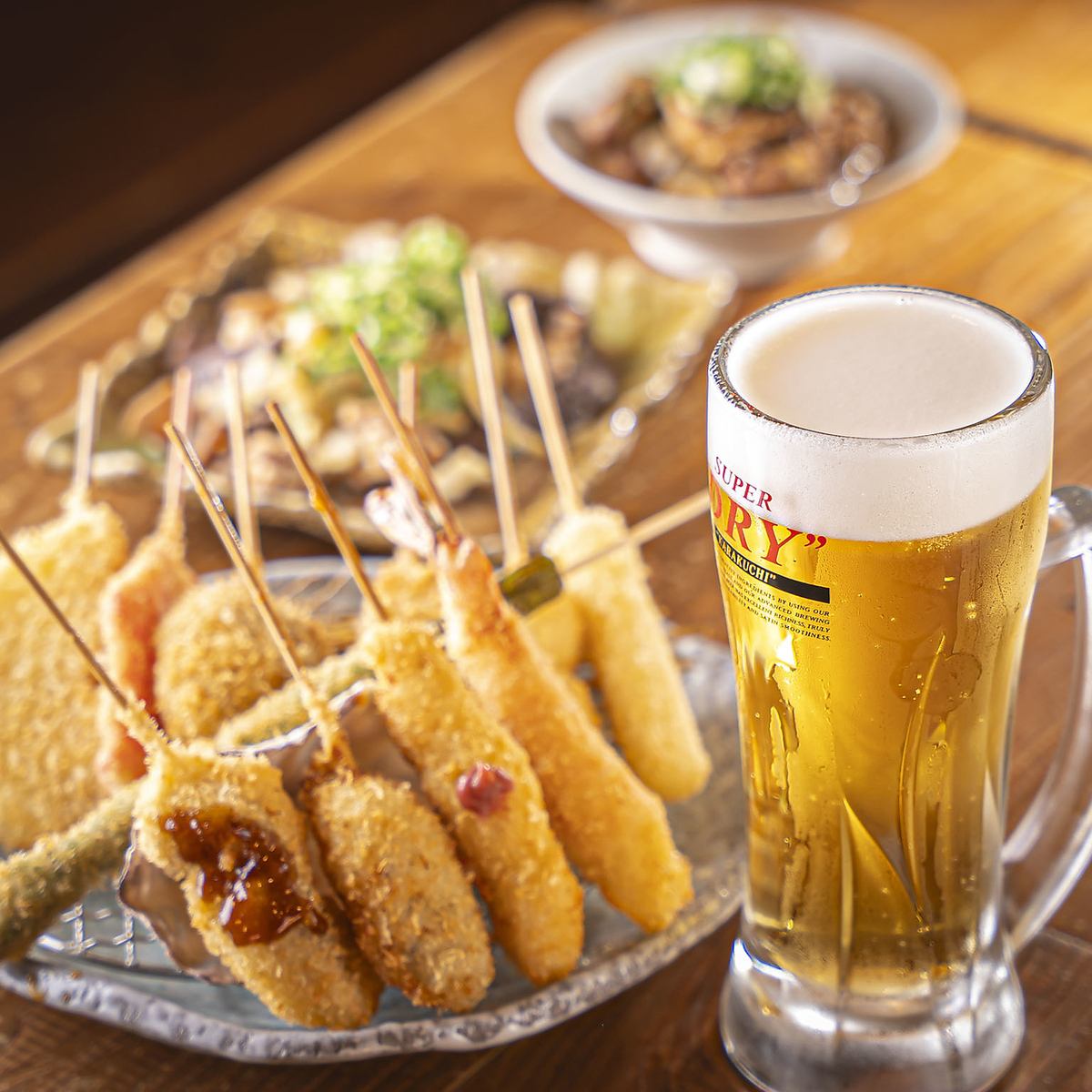 串カツ100円(税込)～ 軽めの衣に秘伝のブレンドソースの相性抜群