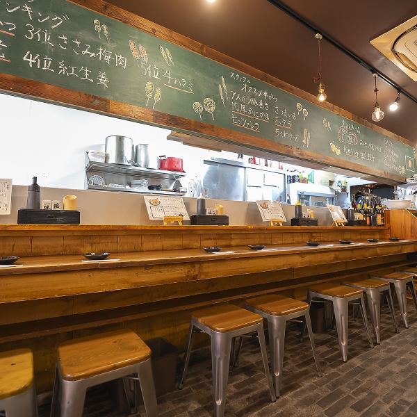 【活気あふれる空間で楽しいひとときを】木の温もりを感じる店内は、いつも賑やかな笑い声でいっぱいです。お一人でも気軽に立ち寄れるカウンター席や、ご友人やご家族とのお食事にぴったりのテーブル席など、お客様のシーンに応じてお席へご案内いたします◎ご来店お待ちしております！