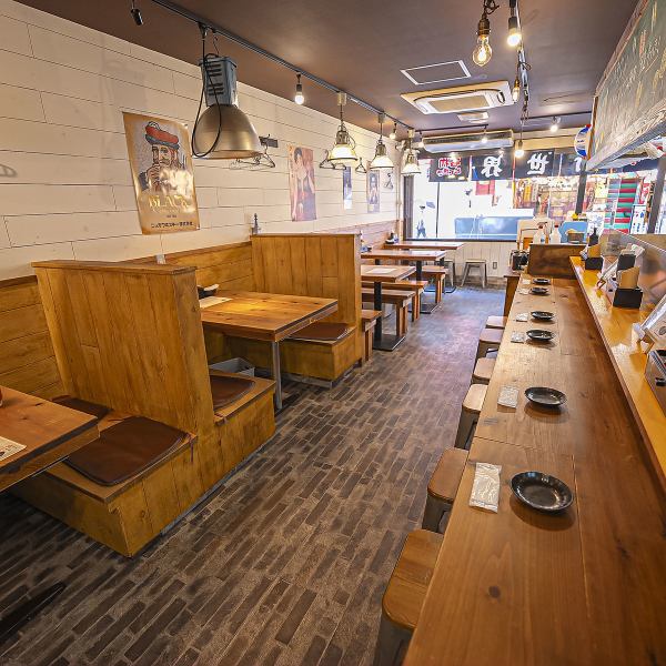 【貸切宴会できます】会社の宴会や大人数での飲み会には、広々とした空間をまるごと使える貸切がおすすめです。当店では20名～30名様までの貸切を承っております。周りを気にせず、美味しい串カツとお酒を囲んで、最高の時間をお過ごしください！貸切のご相談はお気軽にお問い合わせください。