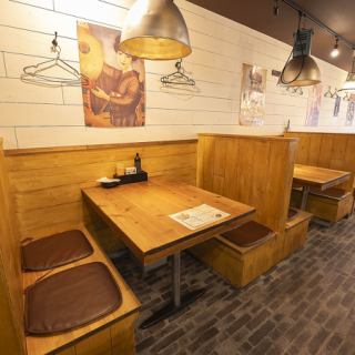 仲間内での飲み会など、少人数でのご来店にぴったりのテーブル席◎木の温もりを感じる店内で、ゆっくりとお過ごしください。