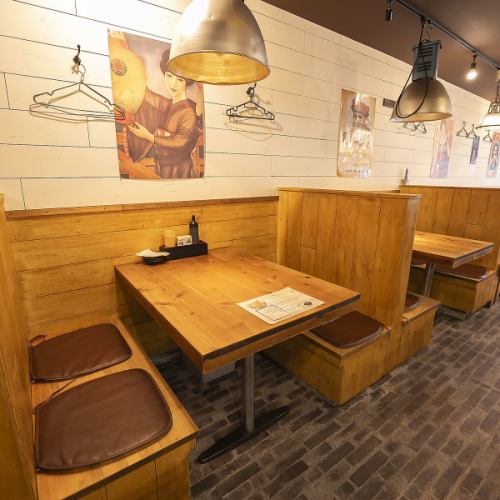 仲間内での飲み会など、少人数でのご来店にぴったりのテーブル席◎木の温もりを感じる店内で、ゆっくりとお過ごしください。