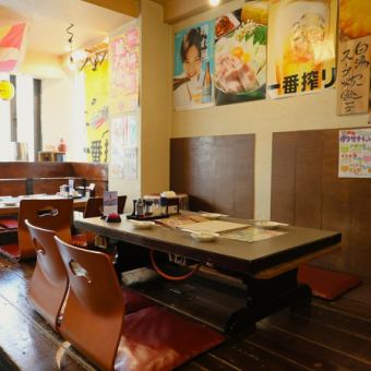 ゆっくりくつろぎたい時は、なんか落ち着く～と評判の座敷席をお選びください。