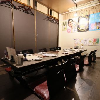 10名×2部屋ございます。繋げると最大23名様までのご宴会ができるお座敷個室です。個室ですので歓迎会・送別会や会社宴会と、幅広いシーンでワイワイ楽しくご利用いただけます！