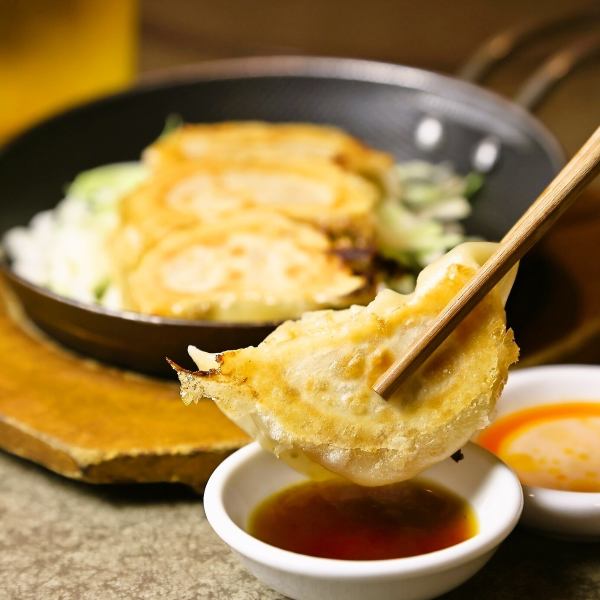 製麺所直送★『つるモチ食感』特注皮！お皿じゃなくて、熱々の鉄板に乗って出てくる自家製　焼餃子（4ケ）