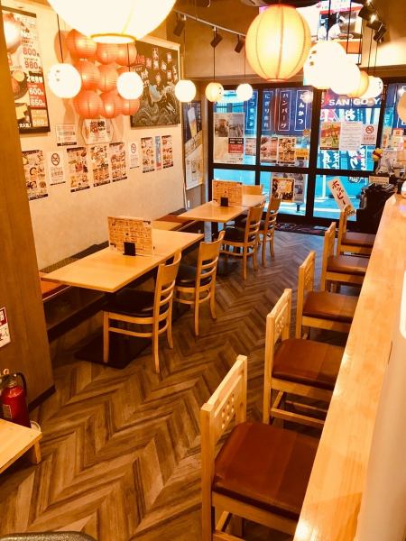 The deep interior is equipped with table seats, counter seats where even one person can drop in, and a private room in the back! We will support various scenes such as a drink on the way home from work, various banquets, girls-only gatherings ♪