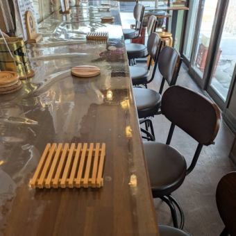 ゆったりとお寛ぎいただけるカウンター席を10席ご用意しております。お一人でじっくりと料理やお酒を味わいたい方はもちろん、調理風景を眺めながら、店主やスタッフとの会話を楽しむのも◎