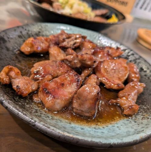 お客様が気軽に立ち寄れるよう、当店は明るい雰囲気の酒場・バルとして毎日元気に営業しております