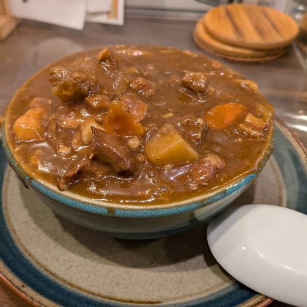 【カレー】大きめにカットされた具材がゴロゴロ入っています♪当店にお越しの際はぜひお試しください！