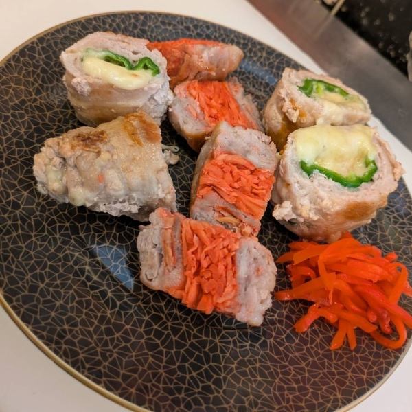 【豚バラ巻き串　紅生姜&チーピー】彩りも鮮やかな一品！ぜひ、当店自慢の巻き串をご賞味ください。